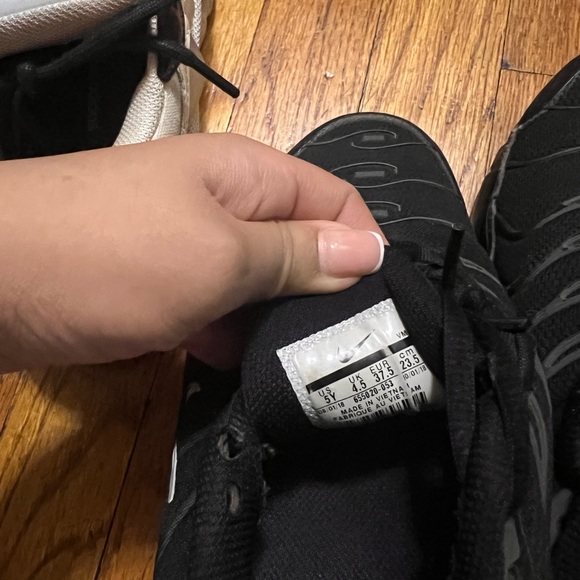 Black Nike Air Max Plus - Picture 2 of 4